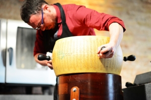 <b>L'arte del taglio di una forma di Parmigiano Reggiano   © Alice Ostan</b>